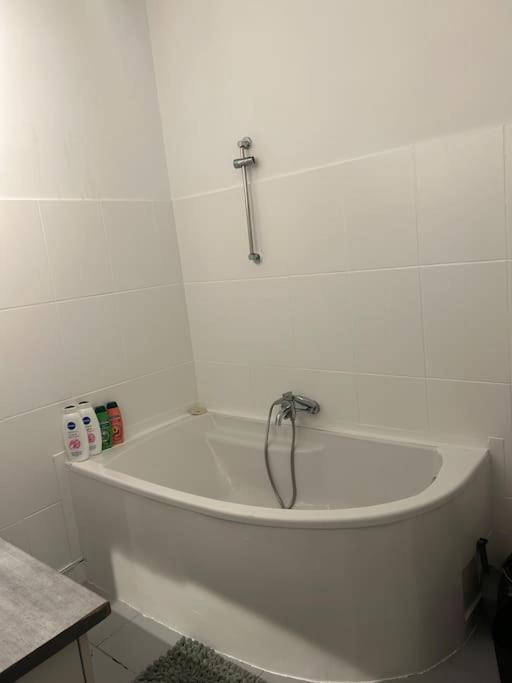Superbe Appartement Avec Parking Gratuit Vaulx-en-Velin Exterior photo