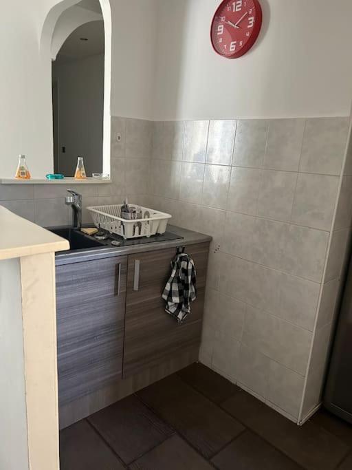 Superbe Appartement Avec Parking Gratuit Vaulx-en-Velin Exterior photo